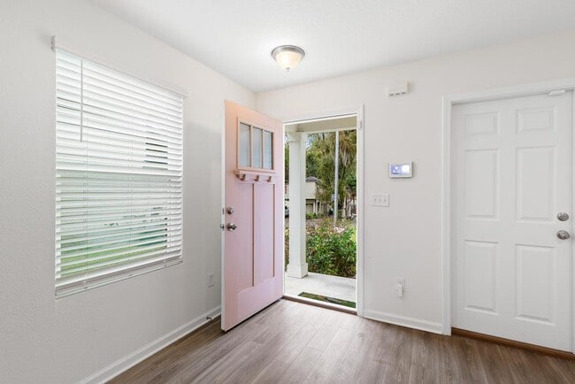 Building Photo - 1204 Hope St