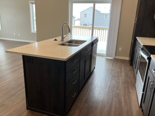Building Photo - 4 bed 2.5 bath