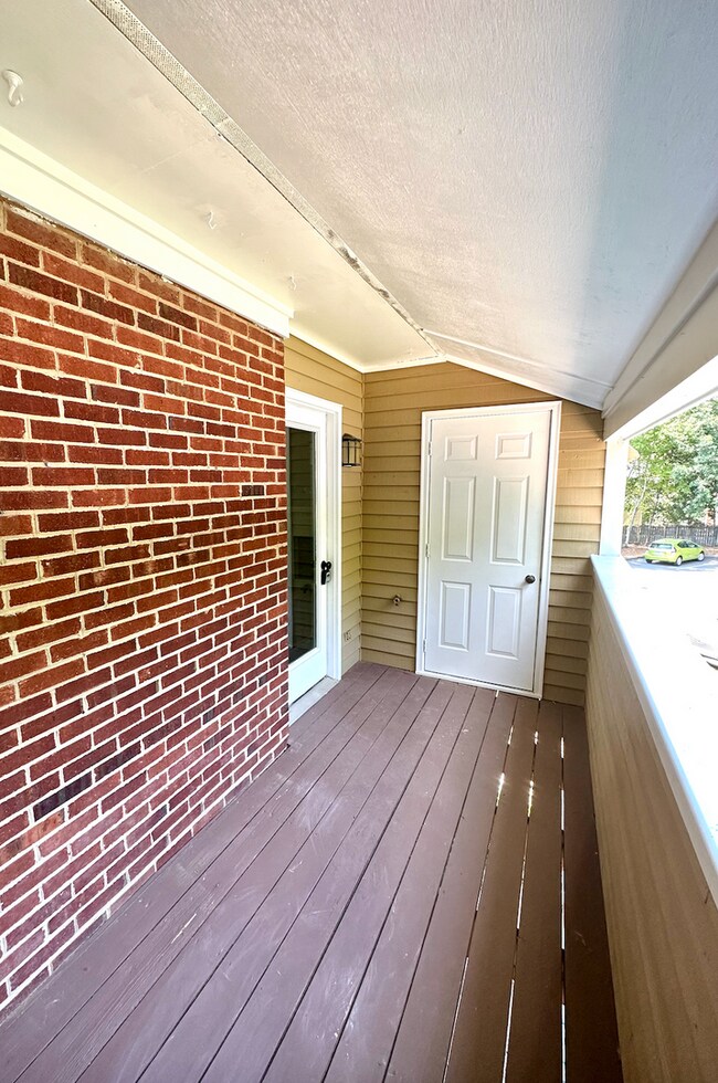 Building Photo - Open and Updated 2-Bedroom Condo in Desira...