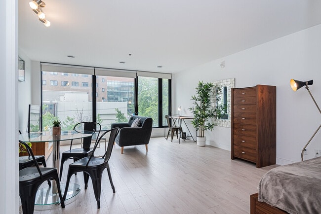 Photo du bâtiment - 1441 Rue Saint-Urbain