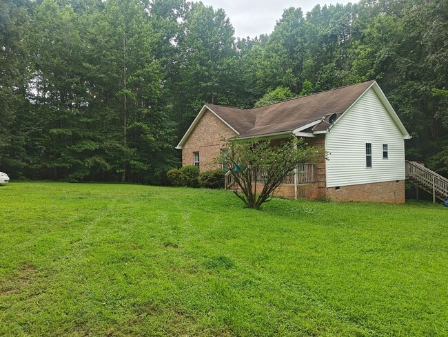 Building Photo - 3 bedroom home on private lot