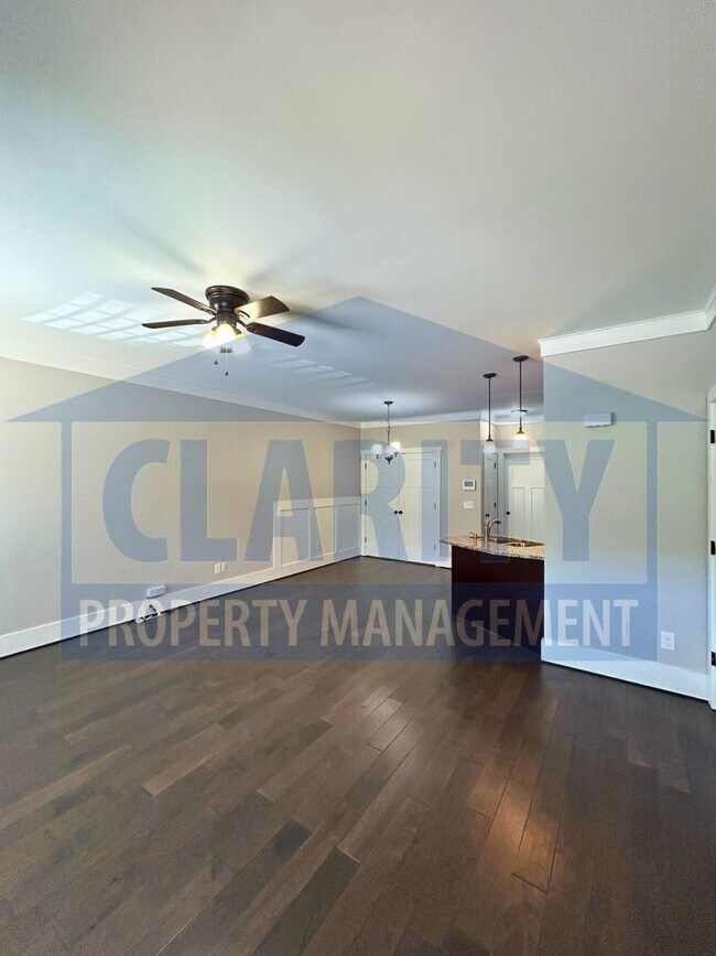 Building Photo - Modern townhome w/ master-on-main!