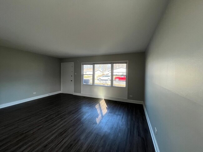 Building Photo - 123 Larue St