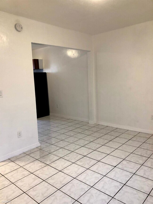 Building Photo - Studio, 1 bath  - 2030 NE 162nd St 4