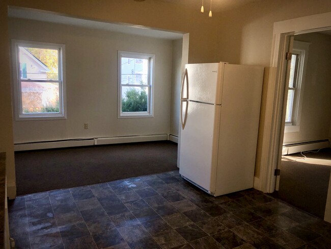 Building Photo - Pet Friendly HEAT,HW & Electric Included S...