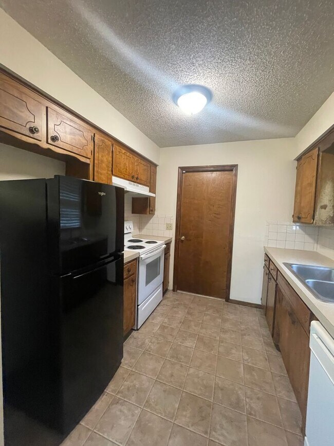 Building Photo - 3 Bedroom Home - Great Location, All Brick