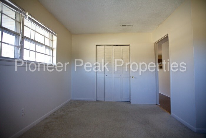 Foto del edificio - 7825 Basswood Ln
