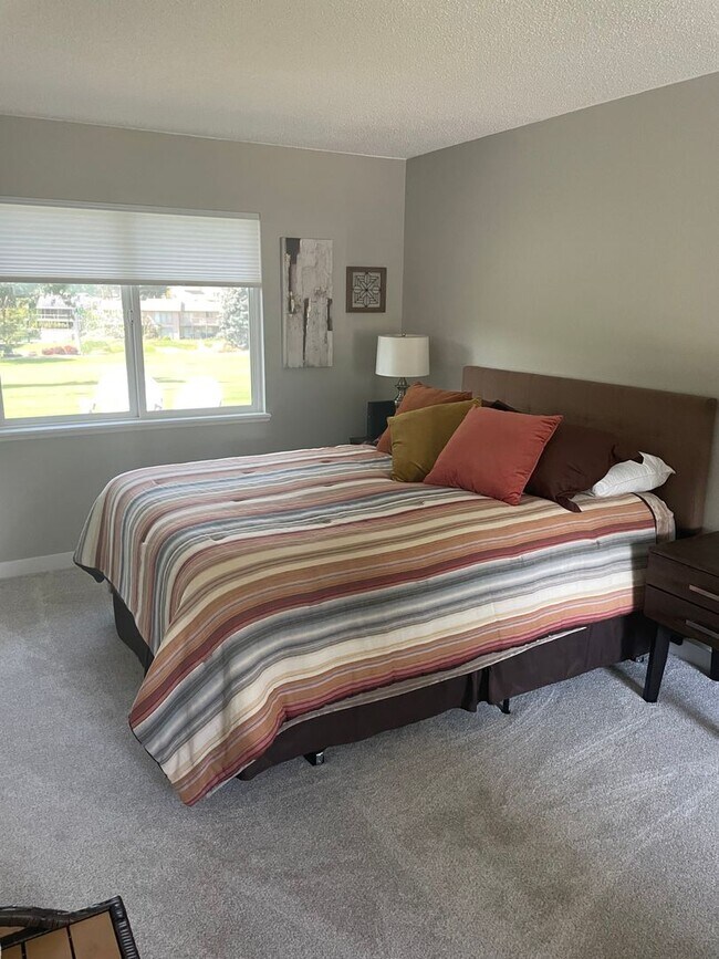 Building Photo - Beautiful fully furnished townhouse on the Eagle Hills golf course!!!