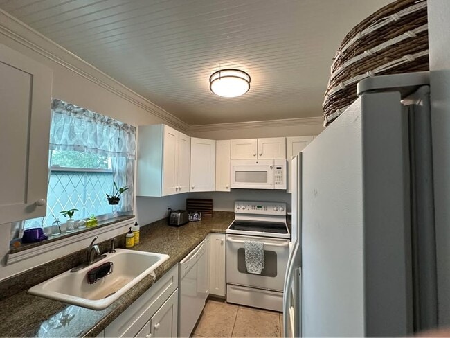 Building Photo - 200 Harborview Dr