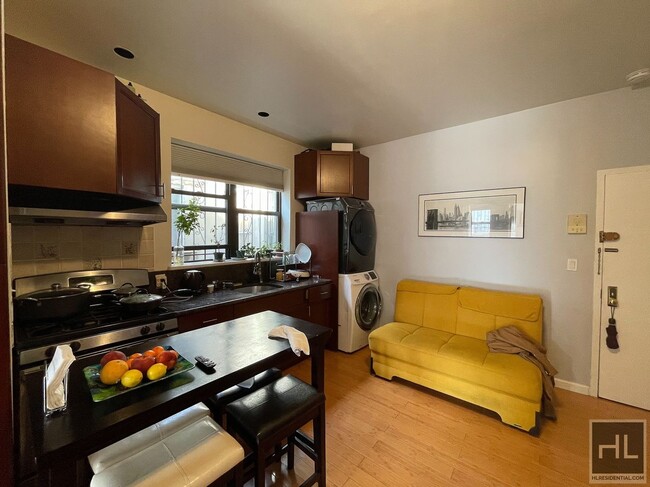 Building Photo - Prime Location!!! Spacious 1 bedroom with ...