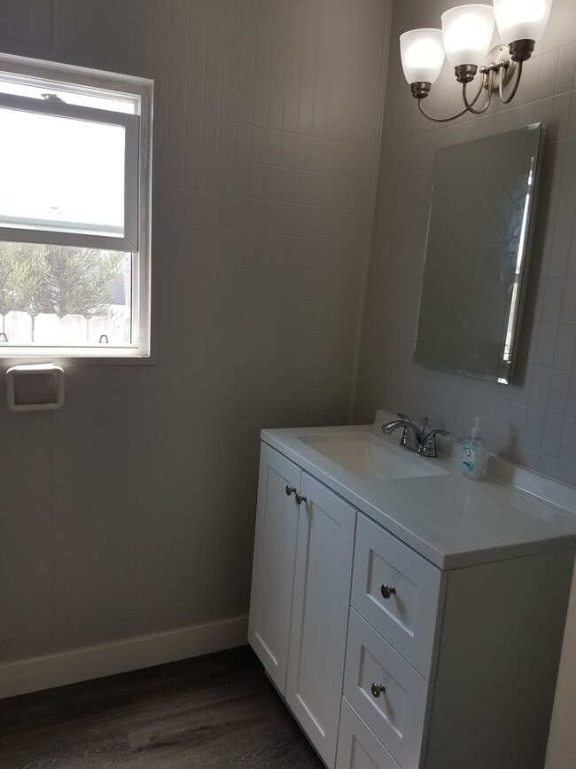 Building Photo - 2-Bed/1-Bath House w/Garage. Walking Distance to Beach