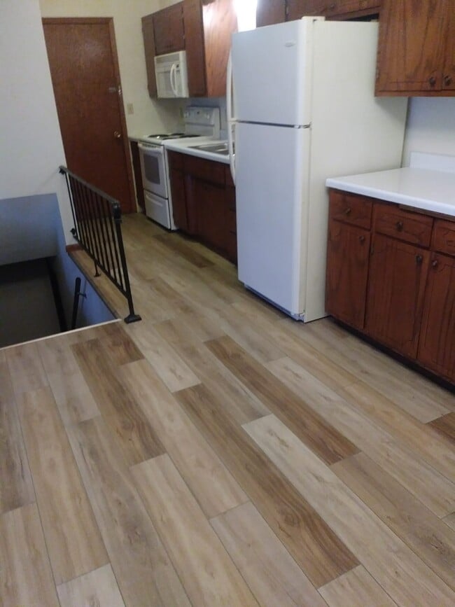 Kitchen 2 - 815 Golf View Ln