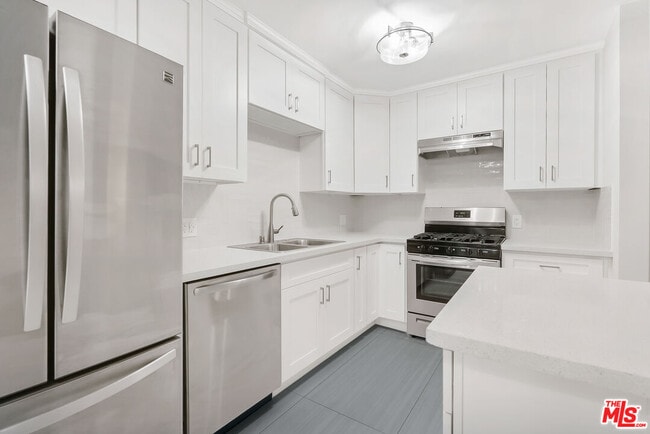 Building Photo - 2488 N Beachwood Dr