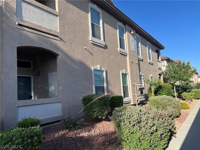 Building Photo - 2305 W Horizon Ridge Pkwy