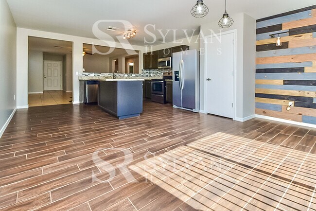 Building Photo - Feel welcome and comfortable in this charm...