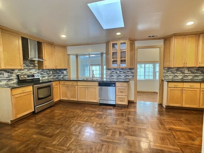 Building Photo - Spacious 4 Bedroom House in the Campbell