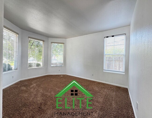 Foto del edificio - Beautiful 4 Bedroom, 2 Bath Single-Story H...