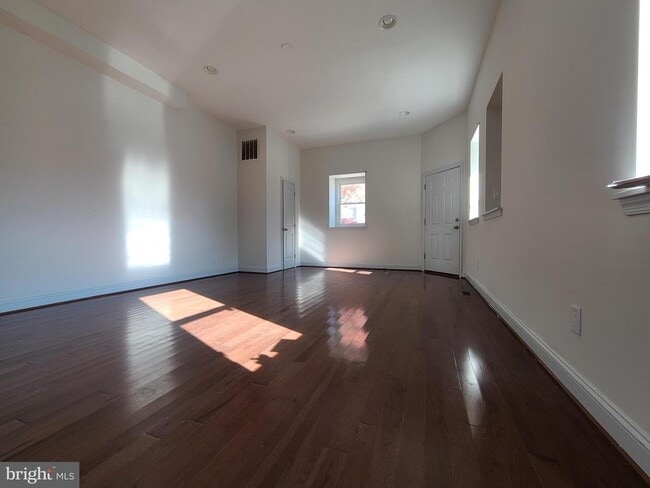 Building Photo - 250 S Washington St