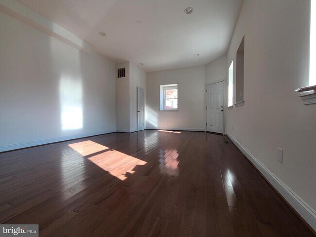 Foto del edificio - 250 S Washington St