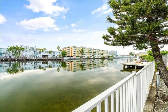 Foto del edificio - 7975 Crespi Blvd