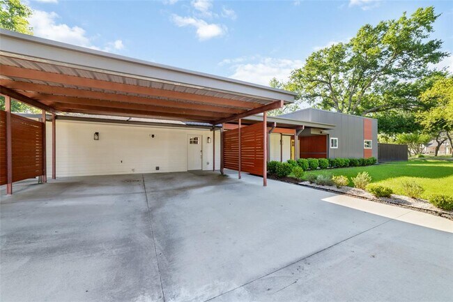Building Photo - 9400 Spring Branch Dr