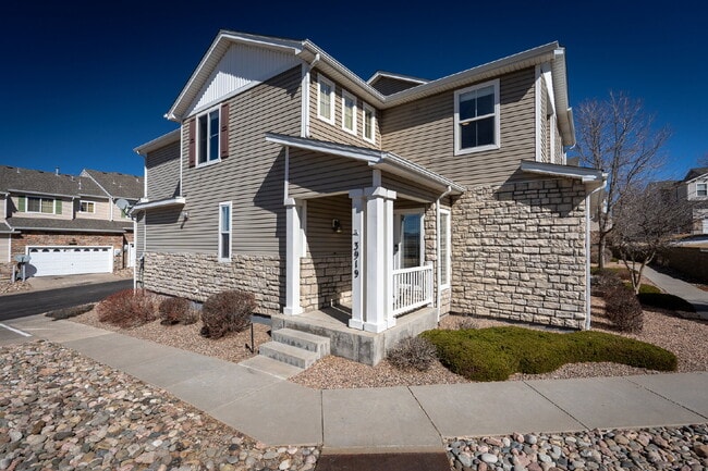 Building Photo - Beautiful 2 Bedroom End-Unit Townhouse in Montarbor Villas w/ Mountain Views