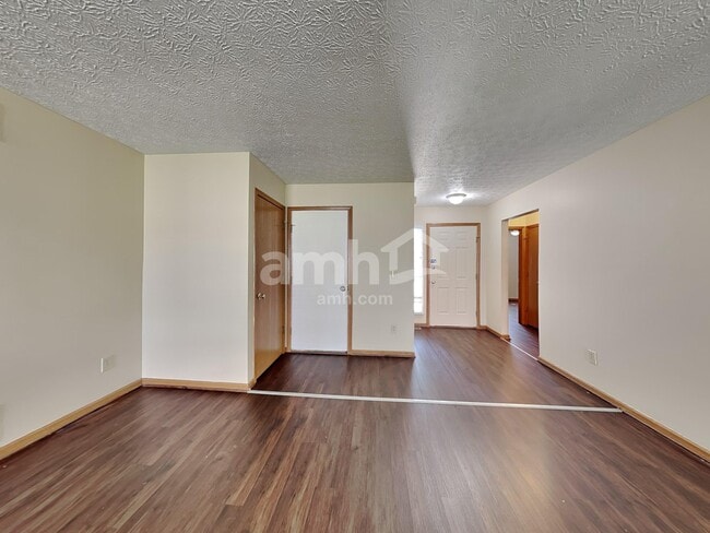 Building Photo - 1960 Queens Meadow Ln