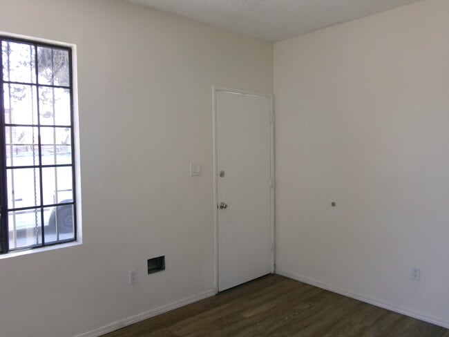 Building Photo - 1209 W 60th Pl