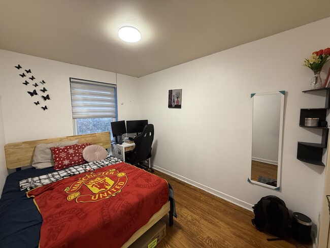 Building Photo - 10-537 Steeles Aveneue west Toronto ON M2M3Y1