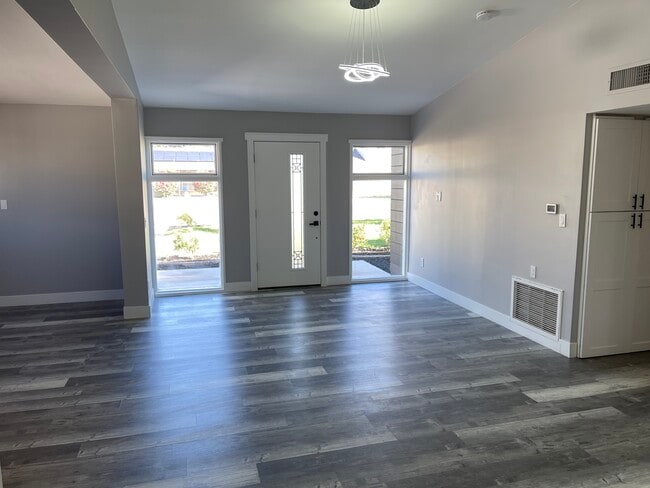 Building Photo - 1725 E Catalina Dr