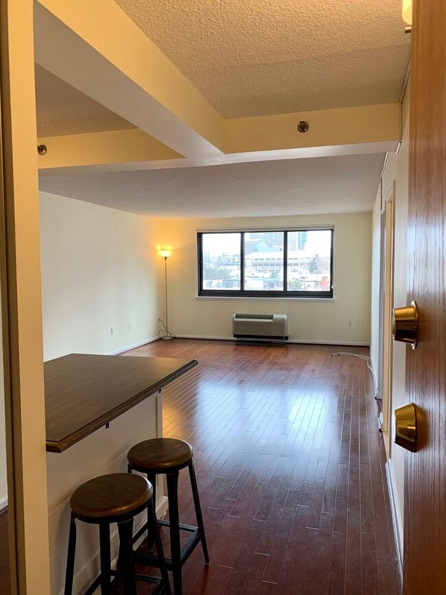Building Photo - 2-Bed/2-Bath Condo in Center City with FRE...
