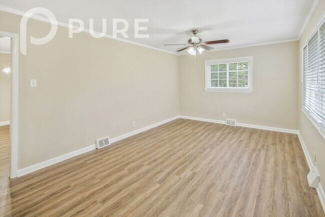 Building Photo - 165 Stonewall Cir SW
