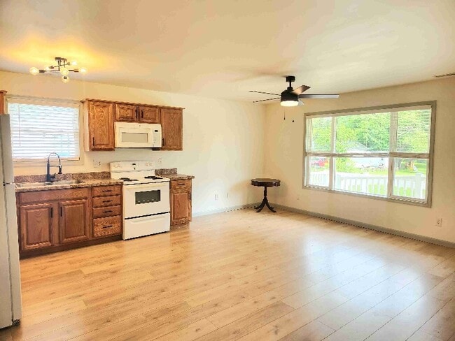 Building Photo - 19 Thruway Dr