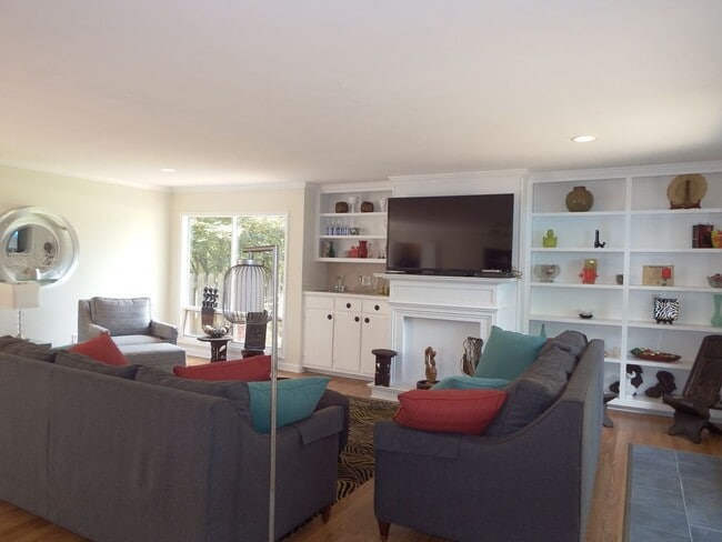 Building Photo - Three Bedroom in Popular Bermuda Run. MUST...