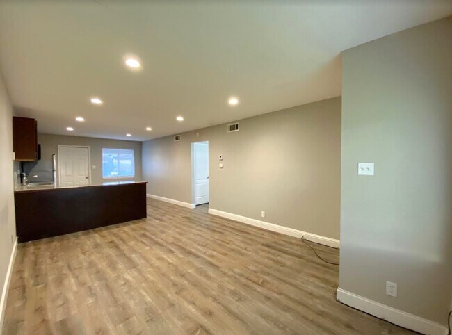 Foto del edificio - 823 E Bellevue Rd