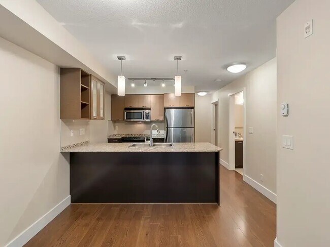 Photo du bâtiment - Spacious 1 Bedroom + Den Condo