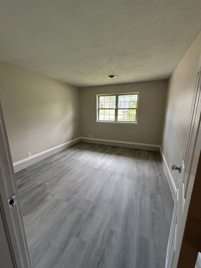 Foto del edificio - 3 BEDROOM 2 BATH HOUSE CENTRAL HEAT & AIR, UTILITIES ARE EGW, FENCED YARD, 2 CAR CARPORT, W/D HOO...