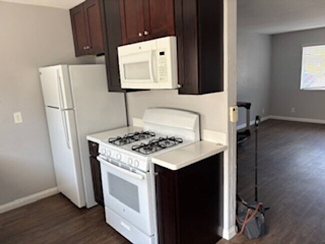 Foto del edificio - Large two bedroom one bathroom downstairs ...