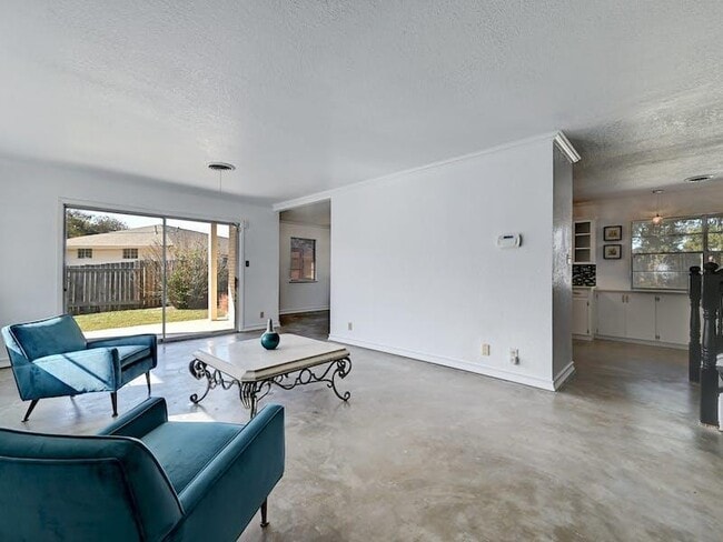 Building Photo - 1802 Temple Dr