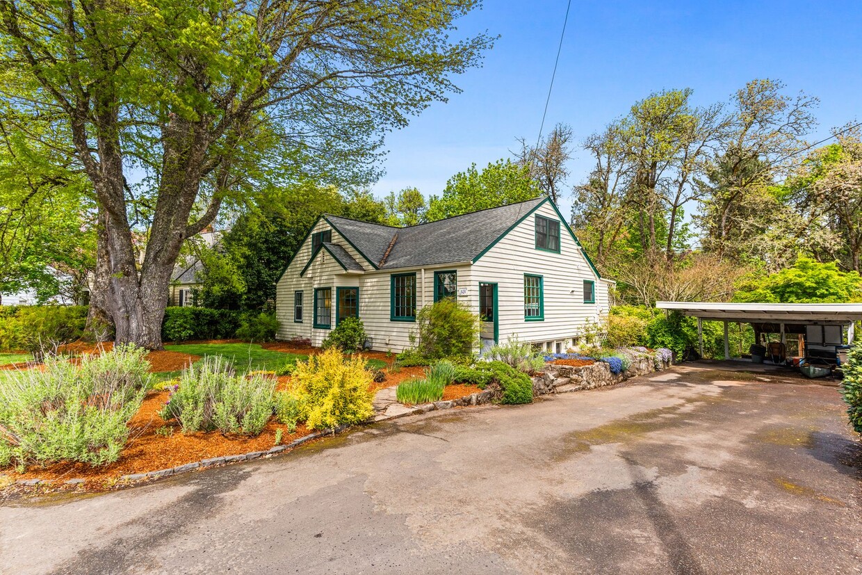 Primary Photo - Spacious 4 Bedroom Home with Stunning Land...