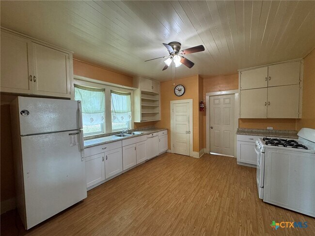 Foto del edificio - 1451 Old Seguin Luling Rd