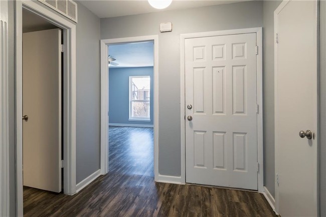 Foto del edificio - 15919 Coolwood Dr