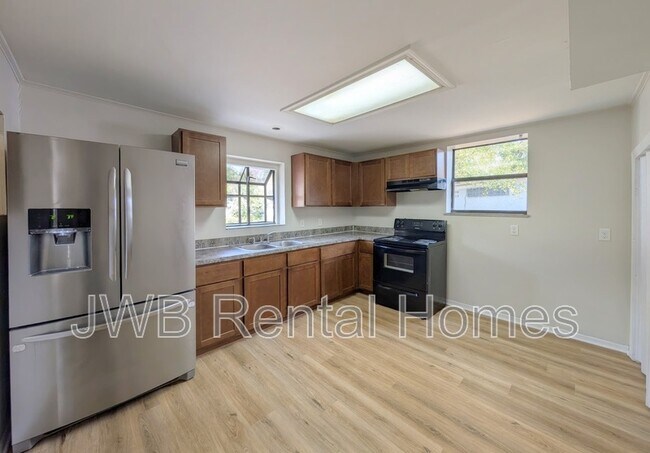 Building Photo - 3813 Eve Dr E