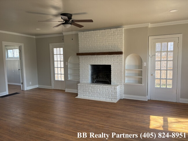 Building Photo - 2011 E 12th Pl