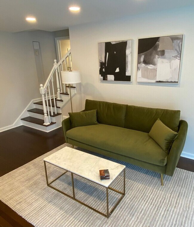 Building Photo - 4 Bedroom Single Family Home in University...