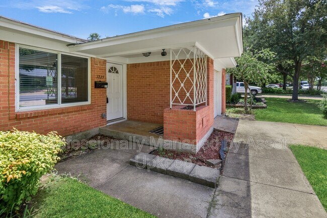 Foto del edificio - 1223 Dumont Dr