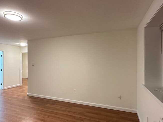 Building Photo - Huge 2 bed located near the Green Line wit...