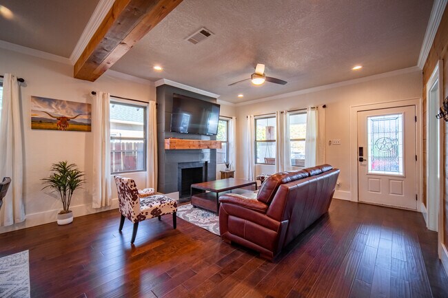 Building Photo - 3318 S Jennings Ave