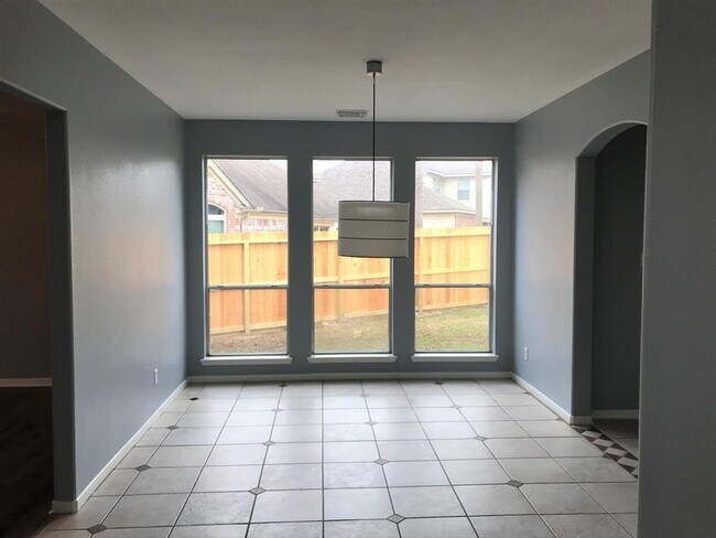 Foto del edificio - 16446 Sylvan Dale Dr