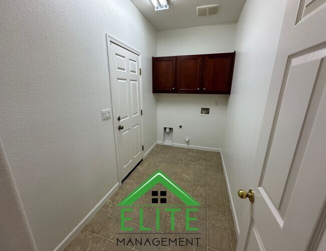 Building Photo - Beautiful 4-Bedroom Home in Desirable Nort...
